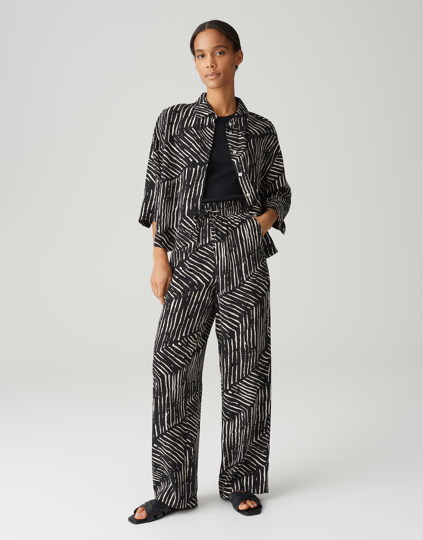 Fiana palm leaves black 10418513199100-900